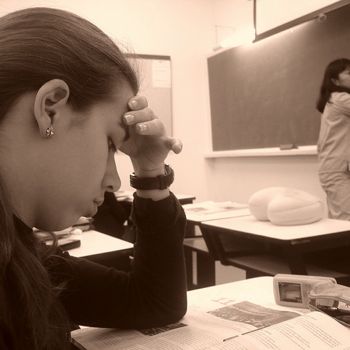 Chica apoyando la cabeza con la mano 