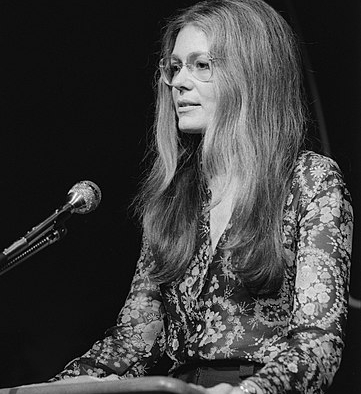 Fotografía de Steinem hablando en 1975
