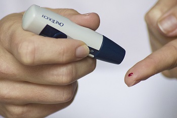 prueba del dedo de azúcar en sangre