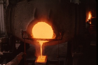 Metal fundido en horno