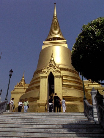 La estupa dorada en Wat Phra Kaew