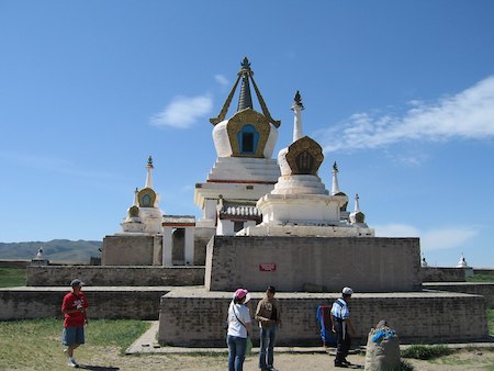 Una fotografía de una parte del monasterio Erdene Zuu de inspiración más mongol, con edificios en forma de yurta.