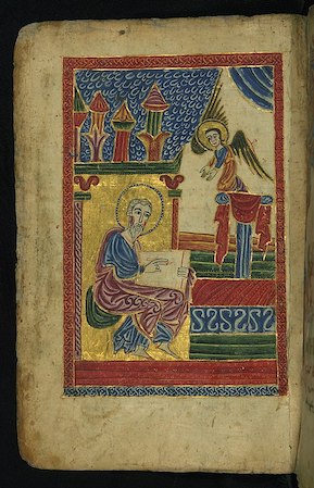 Escaneo en color de un manuscrito iluminado que muestra a Mateo escribiendo mientras un ángel observa.