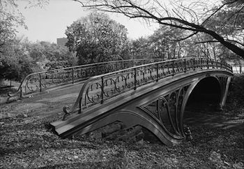 Puente de arco gótico en Central Park