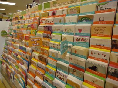 Imagen que muestra un estante con tarjetas de felicitación para diferentes ocasiones.