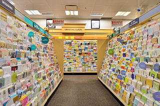 La imagen muestra varias filas de tarjetas de felicitación en una tienda.
