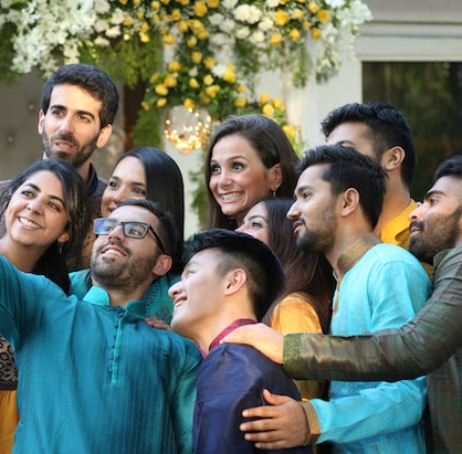 Un grupo multicultural de personas tomando una foto juntos sonriendo