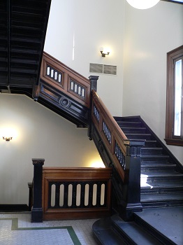 Ejemplo de variación de escalera recta con múltiples giros y descansos