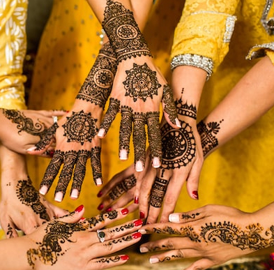 Fotografía de tatuajes de manos indias.