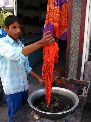 hombre teñido a mano de textiles
