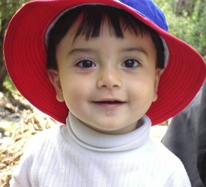Un niño feliz y articulado