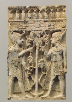 Fotografía en color de una talla en alto relieve de dos hombres con un árbol.