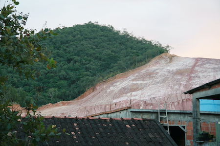 Imagen de la deforestación en Brasil, donde el área deforestada se encuentra con el área boscosa.