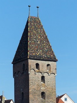 Torre con techo a cuatro aguas