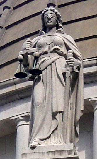 Lady Justice, con una venda en los ojos y una balanza.