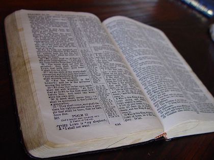Fotografía de cerca de una Biblia abierta sobre una mesa