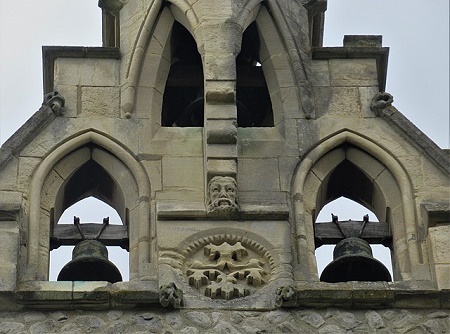 Dos campanas en el campanario de una iglesia