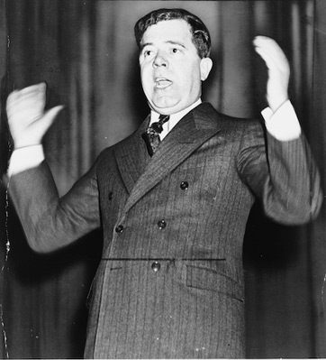 Huey Long gesticulando
