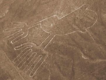 Figura misteriosa con manos grandes