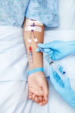 A veces se requiere la terapia intravenosa de líquidos y medicamentos para tratar la hiperemesis gravídica