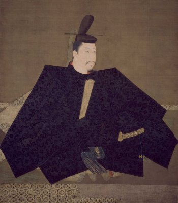 Pintura del shogun Minamoto no Yoritomo, sentado y vestido con túnicas negras, sosteniendo un abanico dorado y una espada.