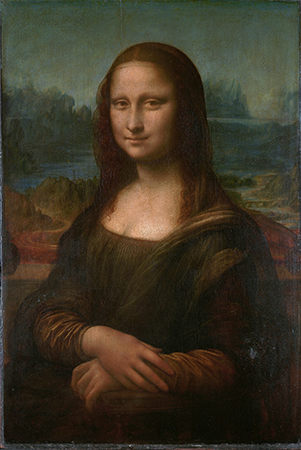 La Mona Lisa mira al espectador con una sonrisa, de perfil de tres cuartos y viste un vestido de manga larga.