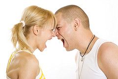 Imagen de pareja gritando.