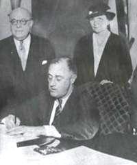 FDR firma la Ley Wagner