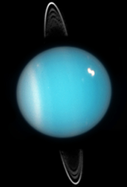 La imagen muestra la gran inclinación axial de Urano de color azul verdoso.