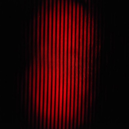 Patrones de interferencia obtenidos en la pantalla en un experimento de doble rendija: se observan bandas alternas brillantes y oscuras.