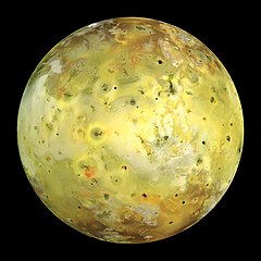 Fotografía de una luna de color amarillo sulfúrico.