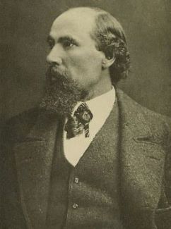 Imagen en tono sepia. James J. Hill con barba, vestido con traje y chaleco. Mira hacia la izquierda, fuera de cámara.