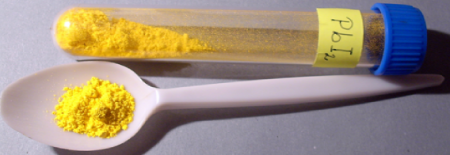 Polvo amarillo brillante etiquetado como yoduro de plomo
