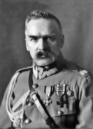 Jozef Pilsudski con uniforme militar en un retrato fotográfico sentado