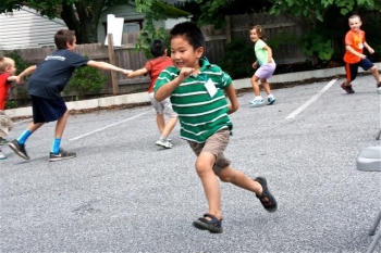 Niño corriendo en un juego de etiqueta.