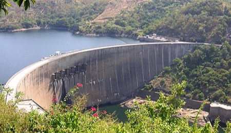 Una fotografía de la presa Kariba, con el lago Kariba a la izquierda y la presa a la derecha.