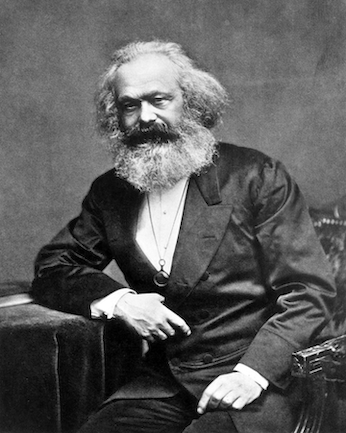 Una fotografía en blanco y negro de Karl Marx luciendo su característica barba tupida.