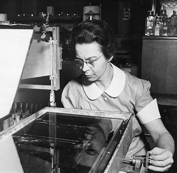 Katharine Burr Blodgett trabajando en el Laboratorio de Investigación de General Electric