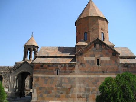 Una fotografía del monasterio de Khor Virap, una iglesia de piedra rojiza con una aguja redonda
