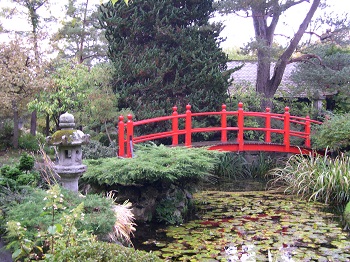 Puente en un jardín japonés