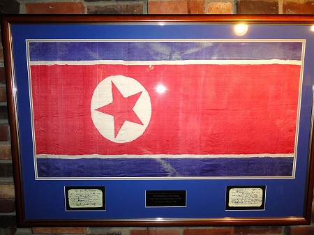 Bandera de Corea del Norte en una vitrina