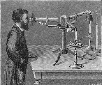 Gustav Kirchhoff con su espectroscopio