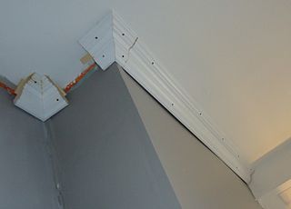 Se reemplaza una sección de la moldura de techo de la cocina