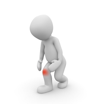 Imagen de hombre sosteniendo una rodilla adolorida. 