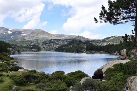 Fotografía en color de un lago bordeado por montañas ondulantes.