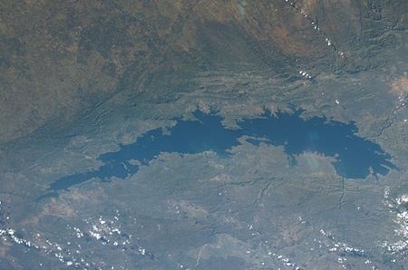 Una fotografía aérea lejana del estrecho lago Kariba