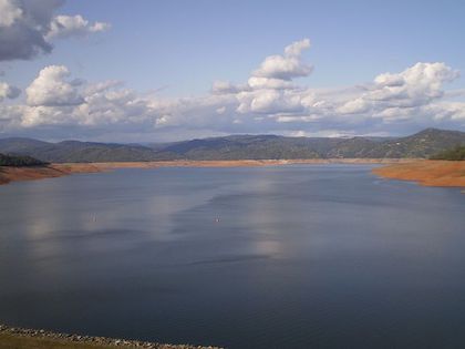 Fotografía del lago Oroville con colinas detrás.