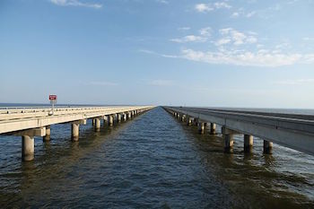 Vista del puente de la calzada del lago Pontchartrain