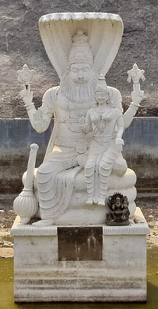 Estatua de Lakshmi-Narasimha en un templo hindú