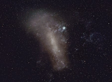 Una fotografía de la Gran Galaxia de la Nube de Magallanes, que parece una gran mancha blanca en el cielo nocturno.